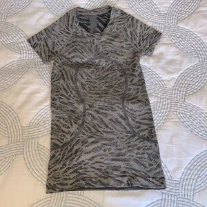 A lululemon swiftly. I have worn it but is still wearable. Size 0 💓💓